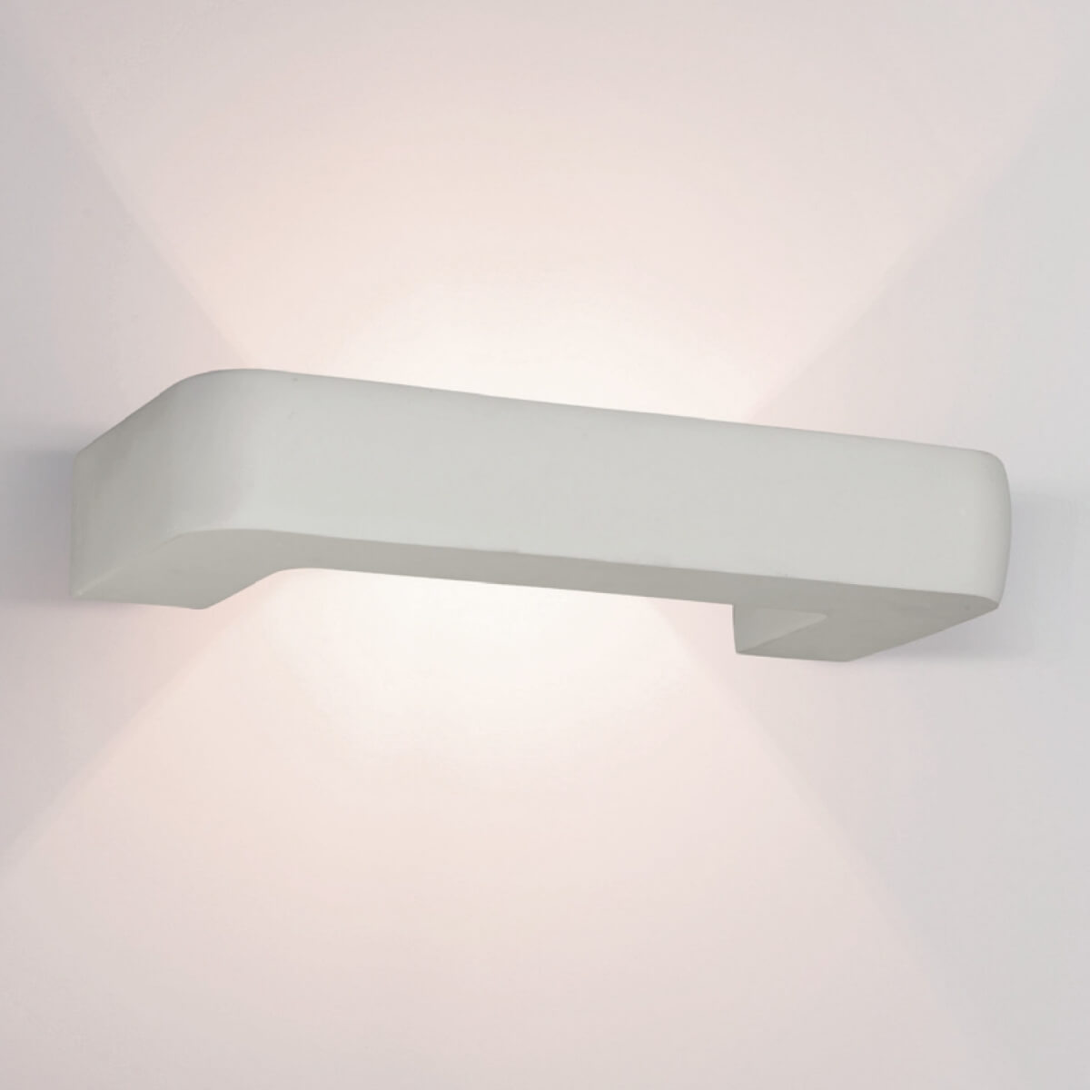 Vue rapprochée du luminaire blanc montrant le profil biseauté et le décrochement inférieur