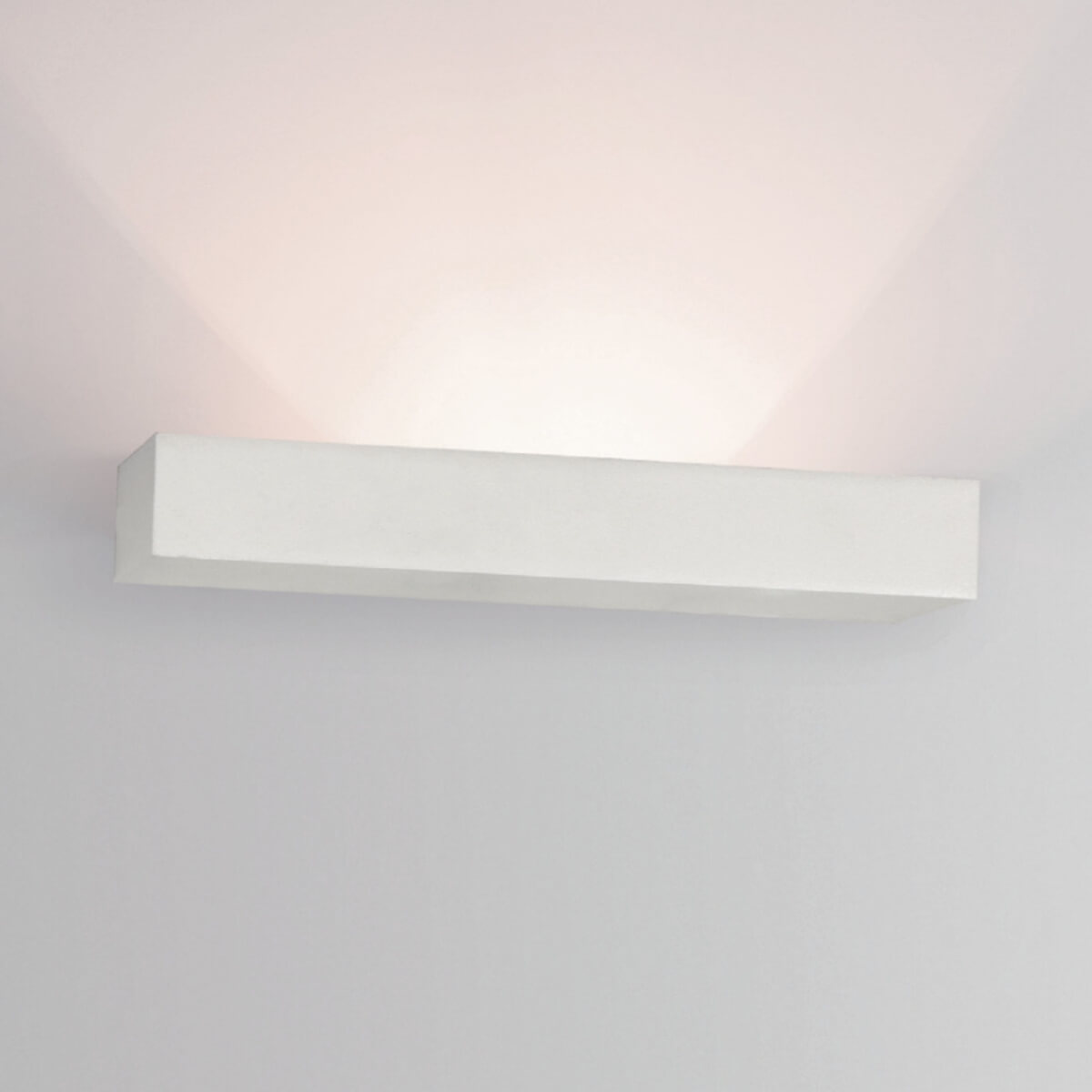 Vue rapprochée du boîtier blanc lumineux diffusant une lumière chaude vers le haut