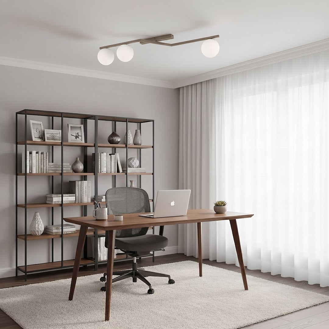 Mise en ambiance dans un bureau, le plafonnier éclaire la pièce au-dessus du bureau