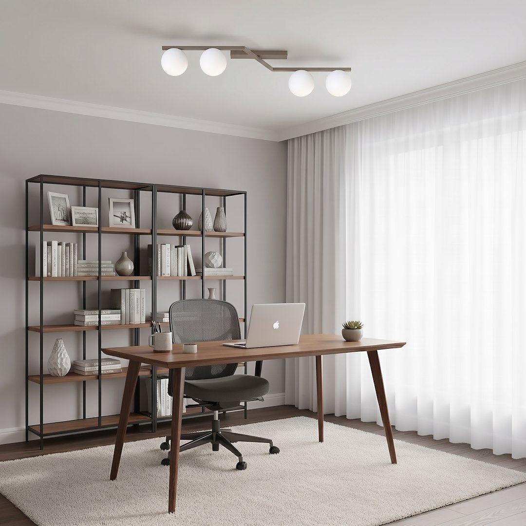 Mise en ambiance du luminaire allumé au plafond d'un bureau avec bibliothèque et bureau en bois