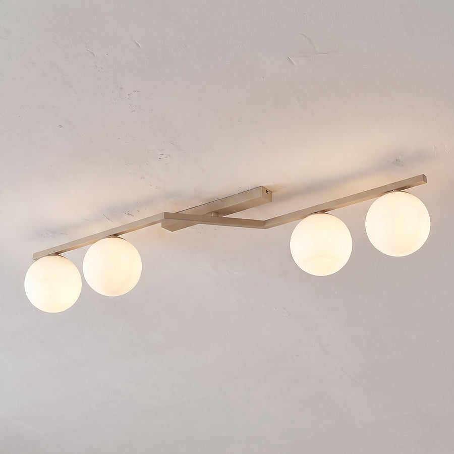 Vue rapprochée du plafonnier allumé fixé au plafond, diffusant une lumière chaude
