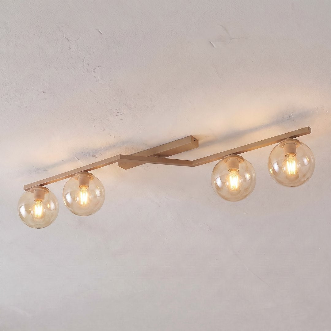 Vue rapprochée du luminaire fixé au plafond, ampoules allumées visibles