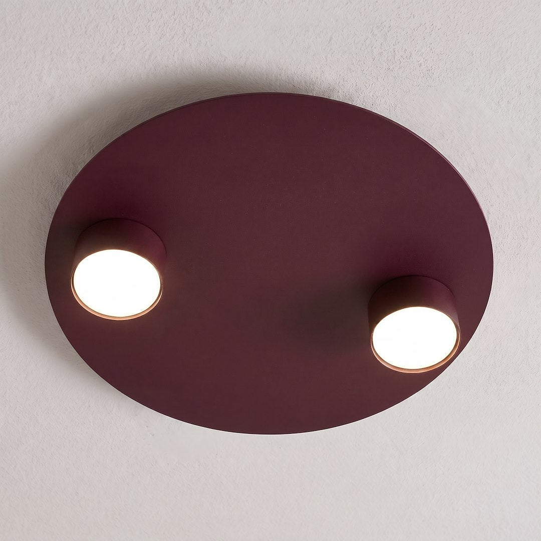 Mise en ambiance au plafond, lumière chaude sur mur blanc texturé