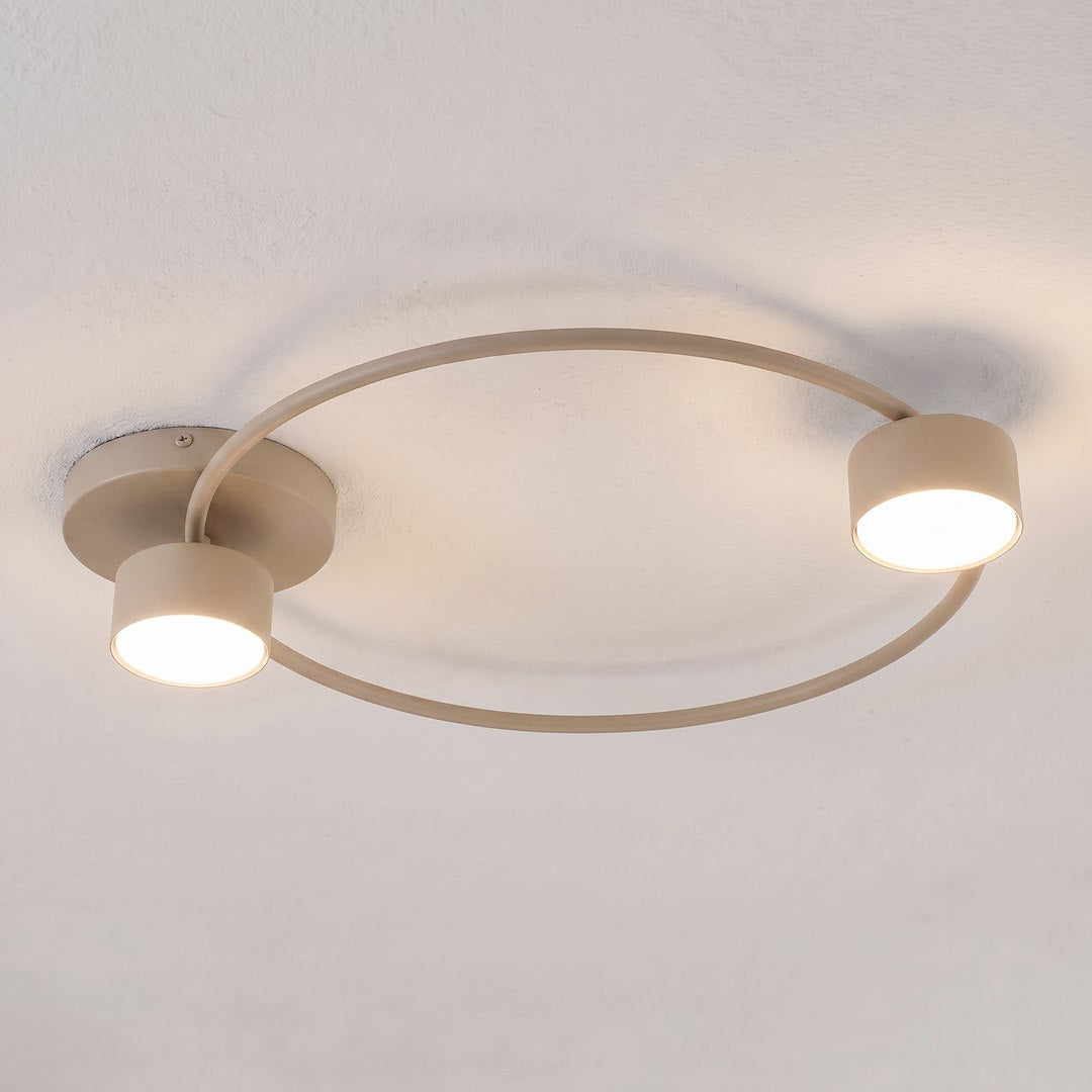 Luminaire allumé posé au plafond, halo lumineux et ombres douces