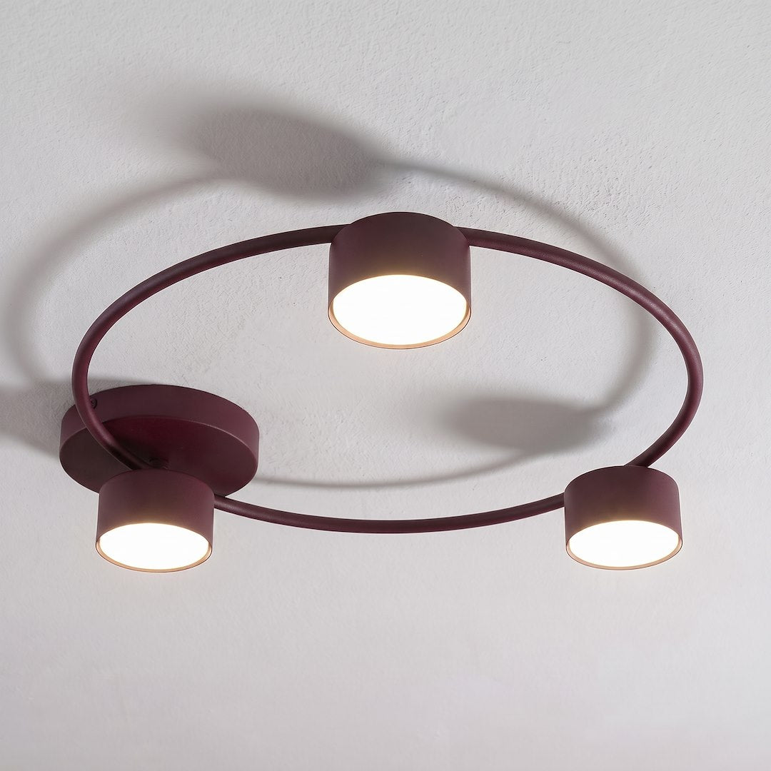Mise en ambiance au plafond, luminaire allumé projetant des ombres douces