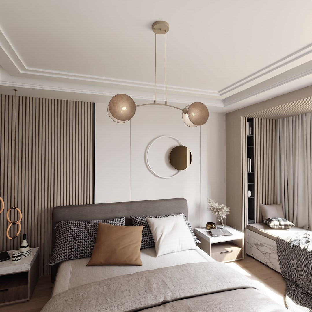 Luminaire suspendu au-dessus d'un lit dans une chambre beige et bois clair