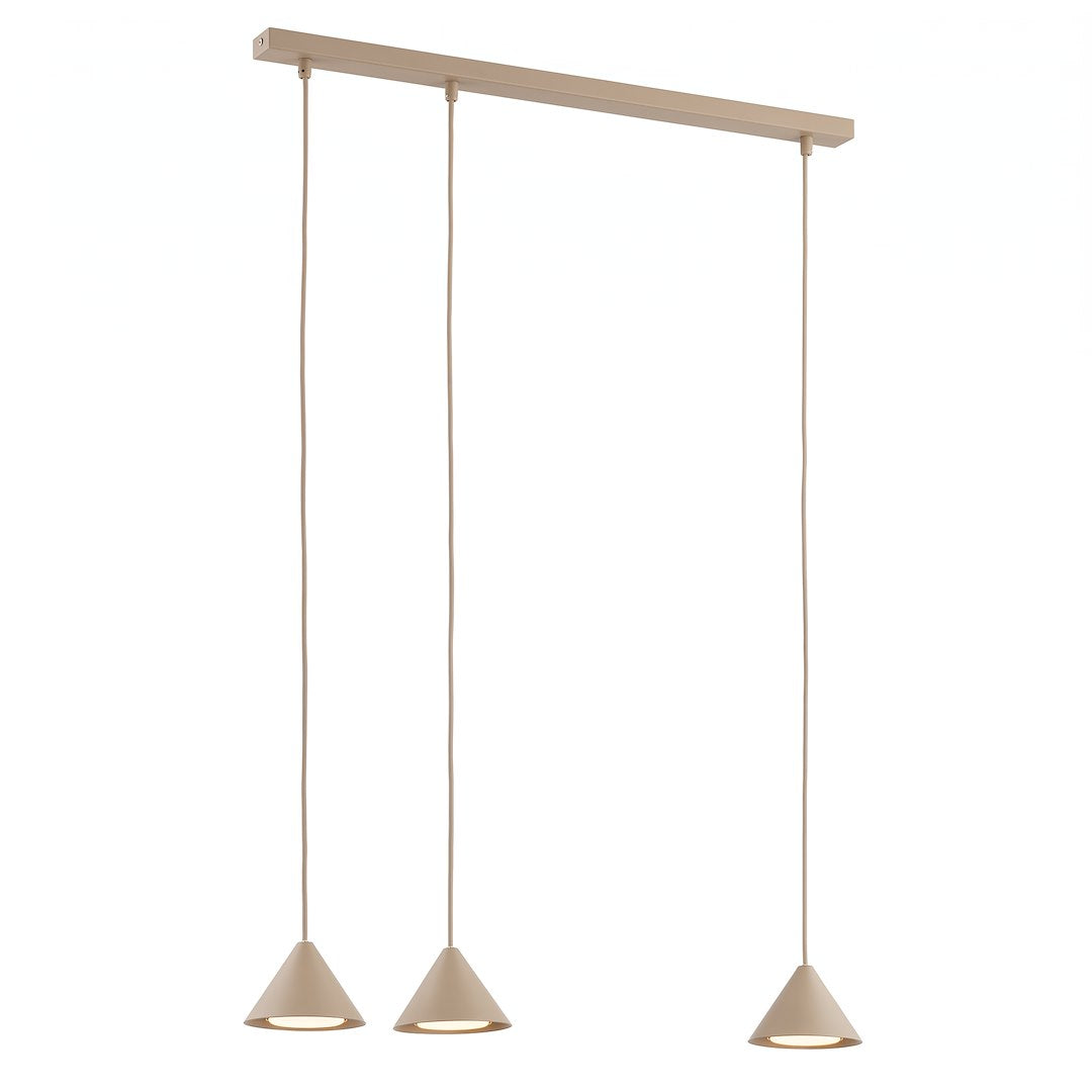 Suspension beige à trois cônes suspendus sous une barre rectangulaire fixée au plafond, vue de face
