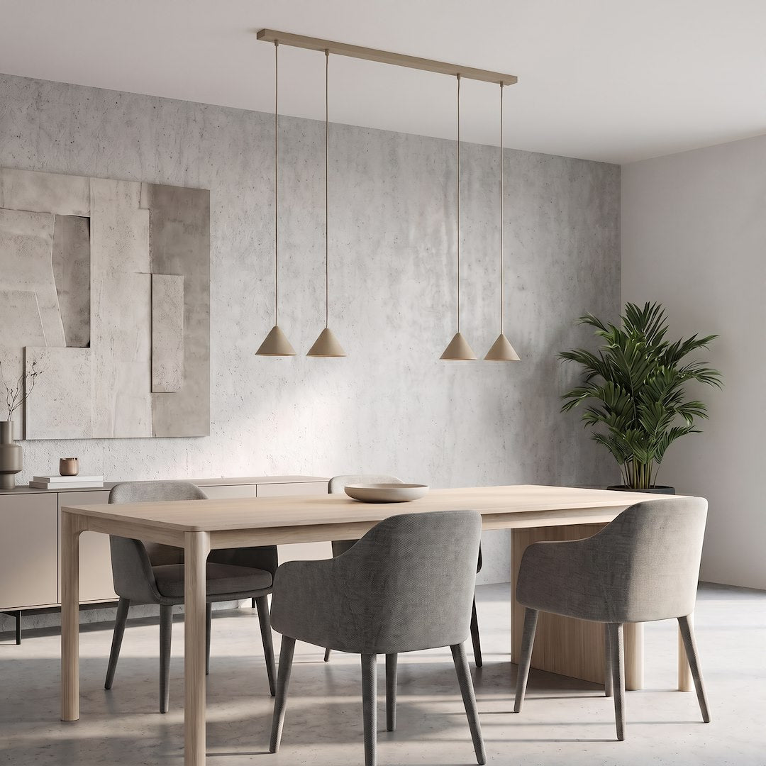 Mise en ambiance mur béton, table en bois et chaises grises capitonnées