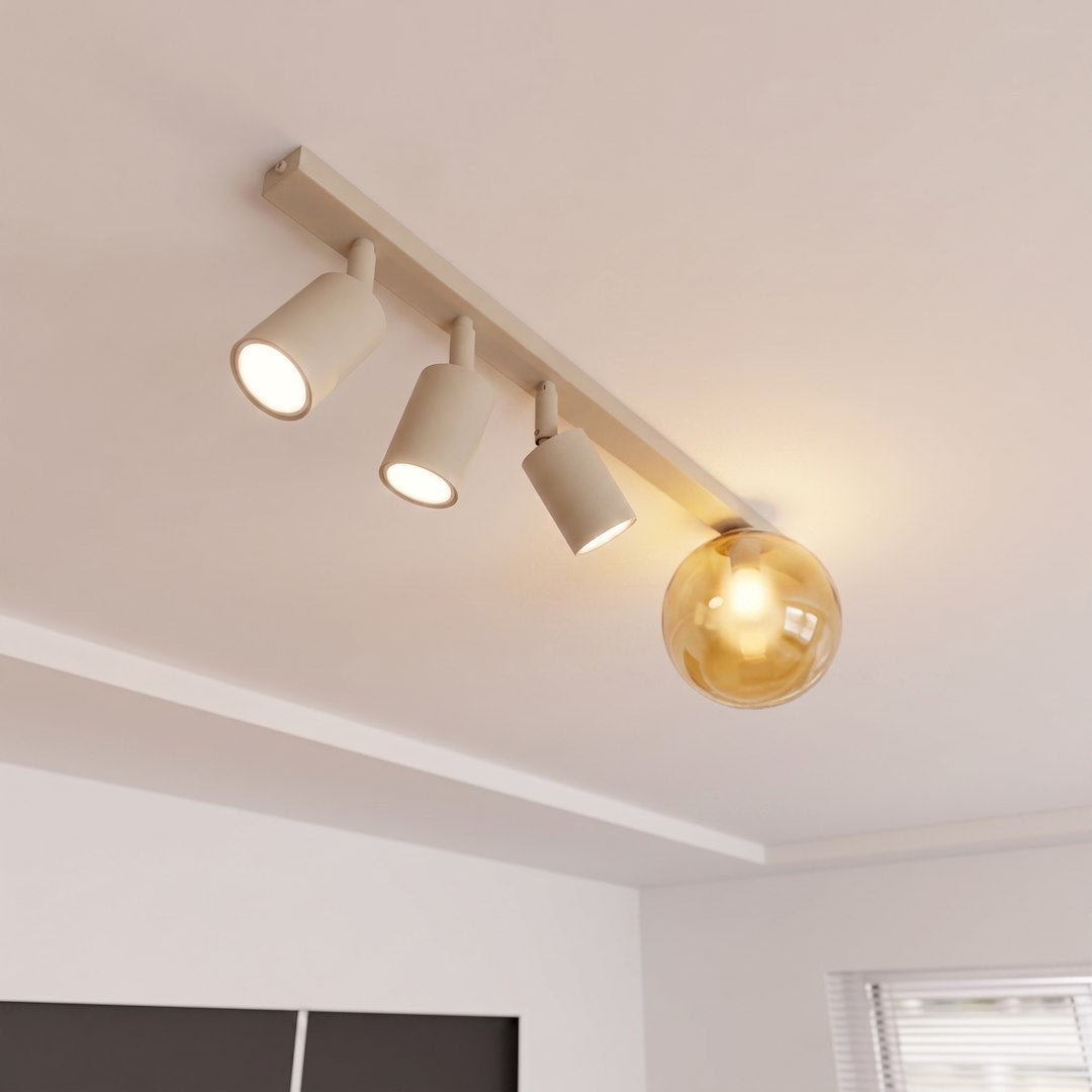 Vue rapprochée du luminaire fixé au plafond, spots et boule ambrée éclairés