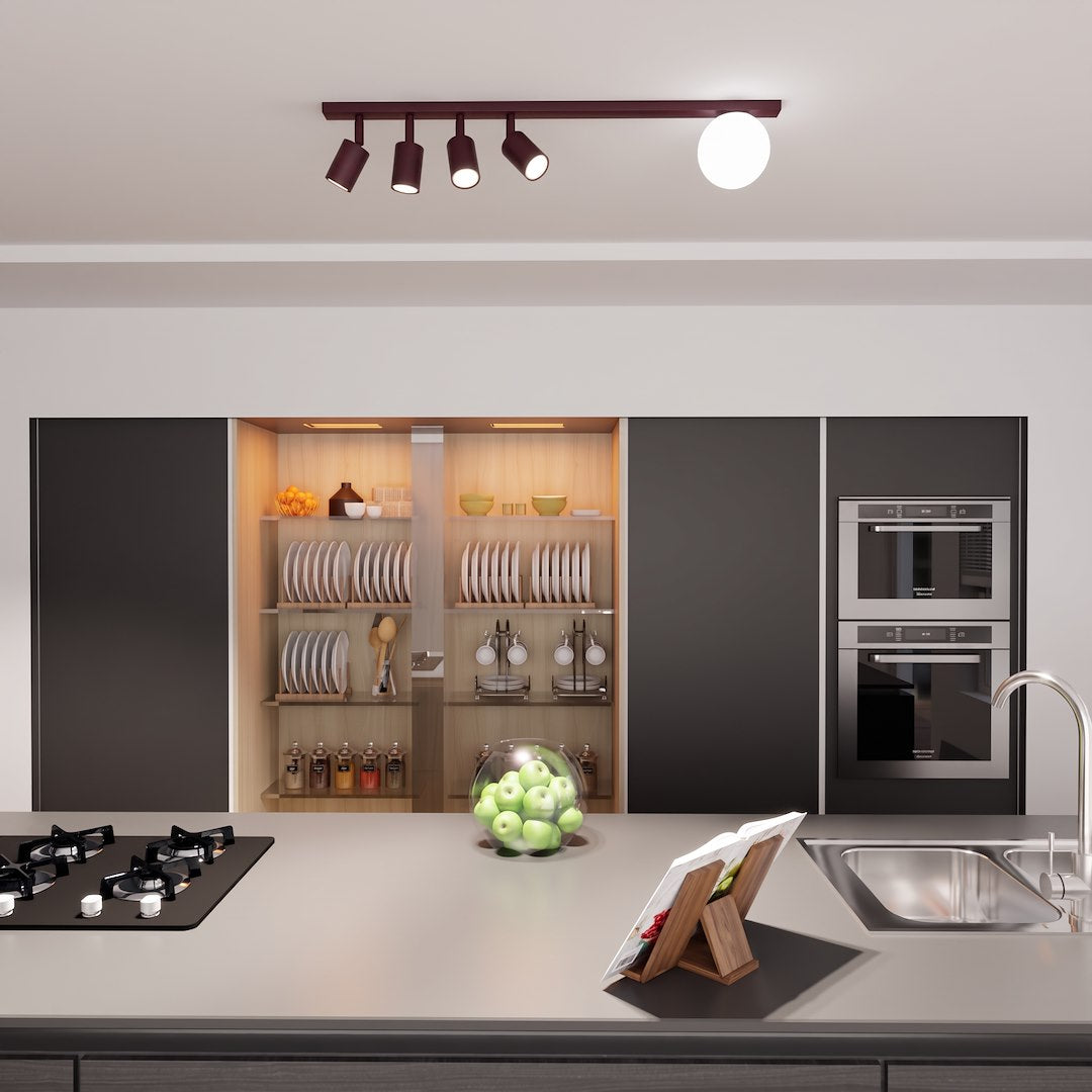 Mise en ambiance du luminaire allumé au-dessus d'un plan de travail de cuisine moderne