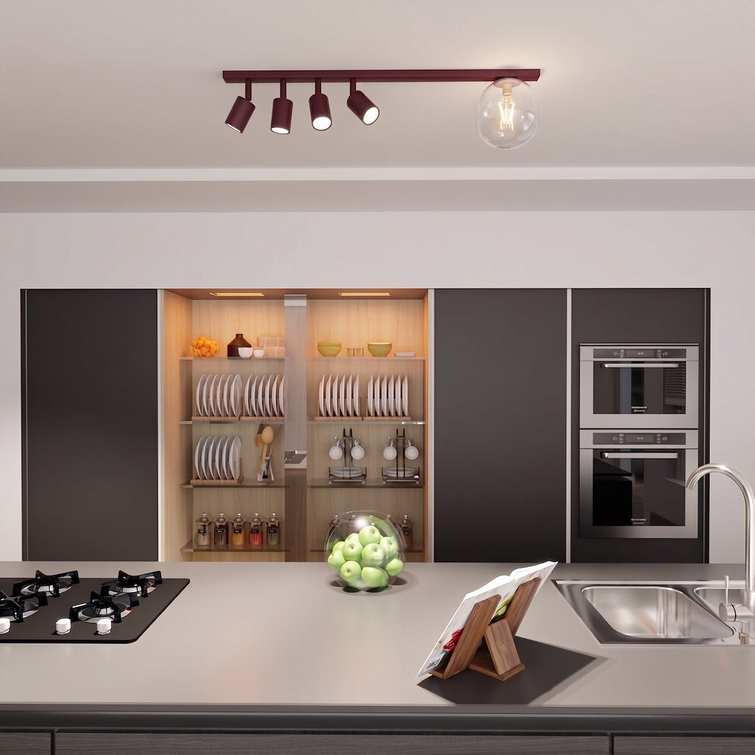 Mise en ambiance dans une cuisine moderne, éclairage chaud au-dessus du plan de travail.
