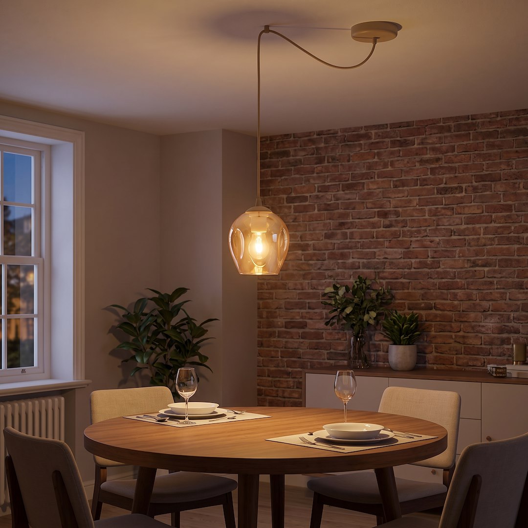 Mise en ambiance d'une suspension allumée au-dessus d'une table ronde