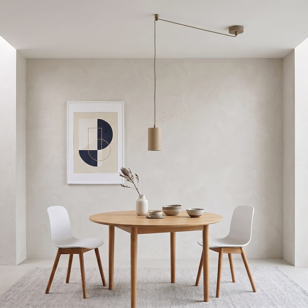 Vue en situation au-dessus d'une table à manger, suspension beige fine près d'un mur clair.