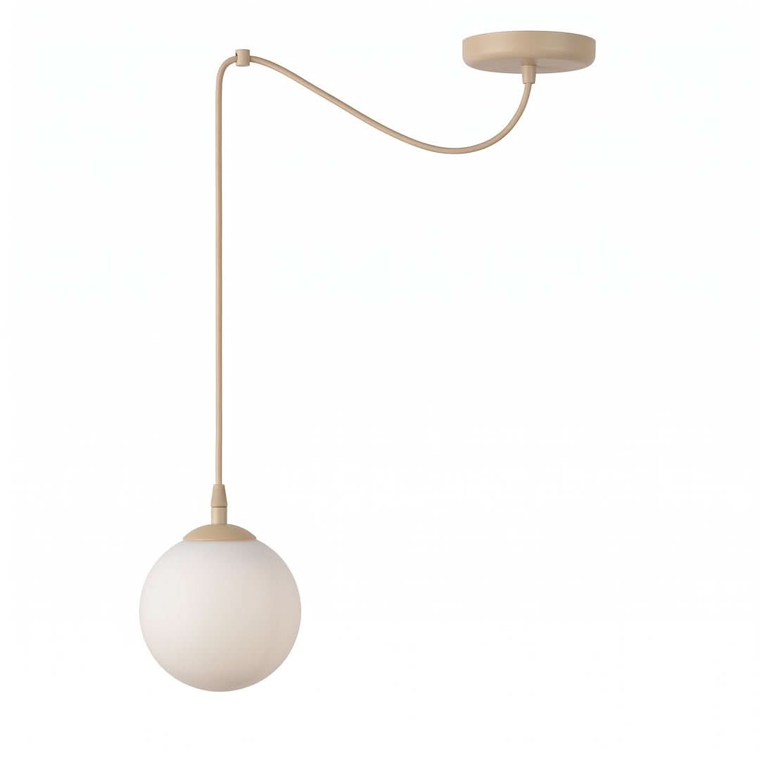 Suspension beige, câble courbé et globe en verre blanc, vue produit sur fond blanc.