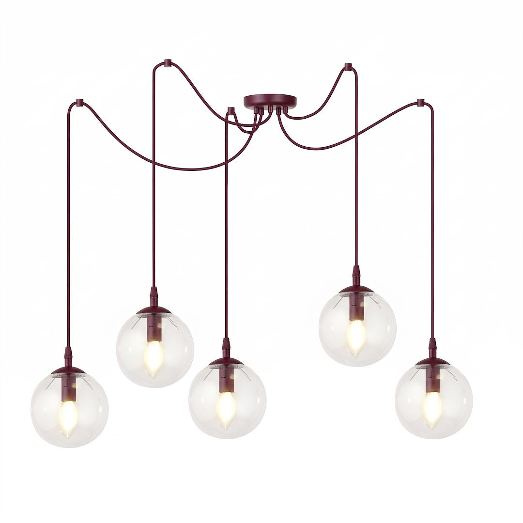 Suspension cinq lumières bordeaux, cinq globes en verre transparent sur fond blanc