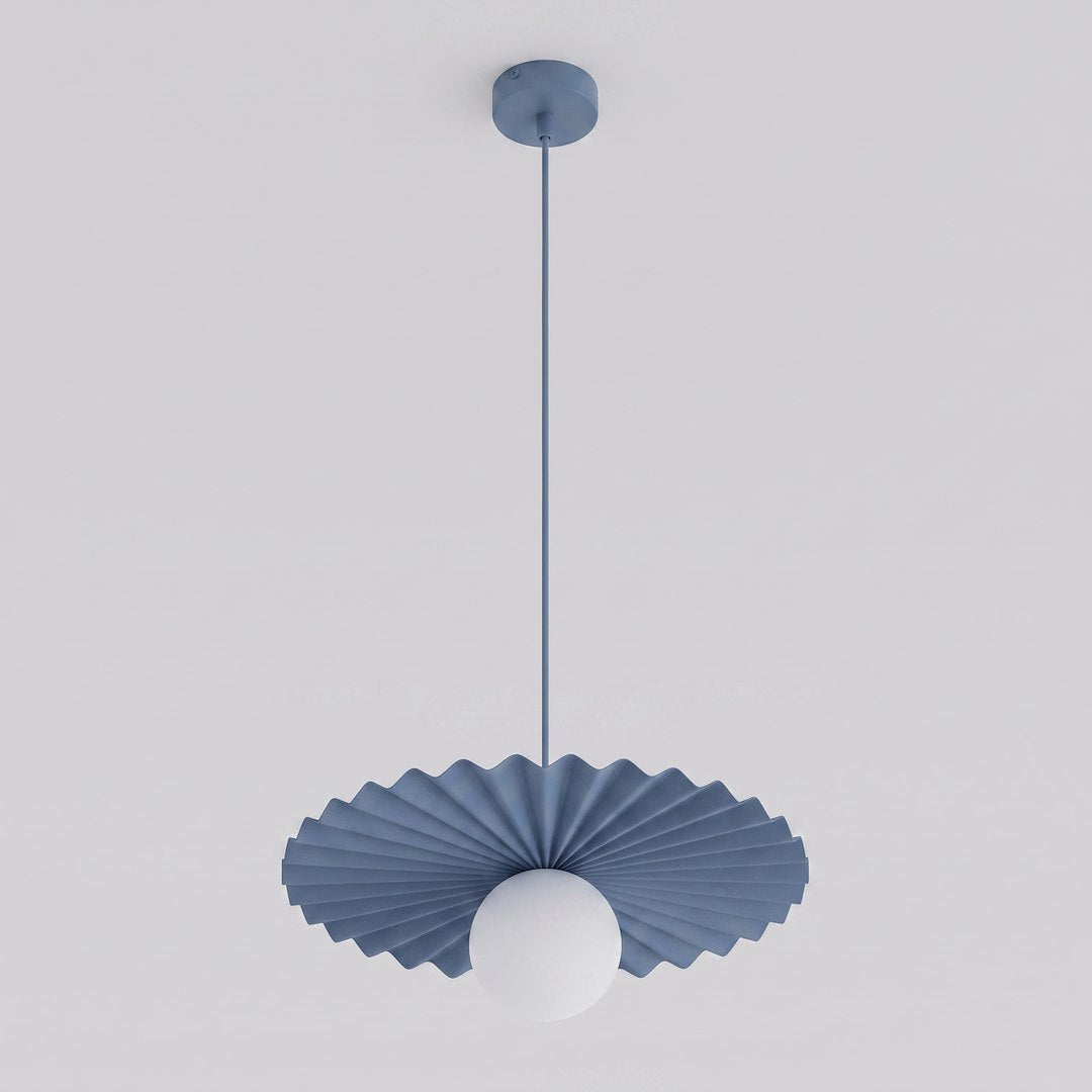 Suspension bleue plissée avec globe blanc, vue de face sur fond neutre.