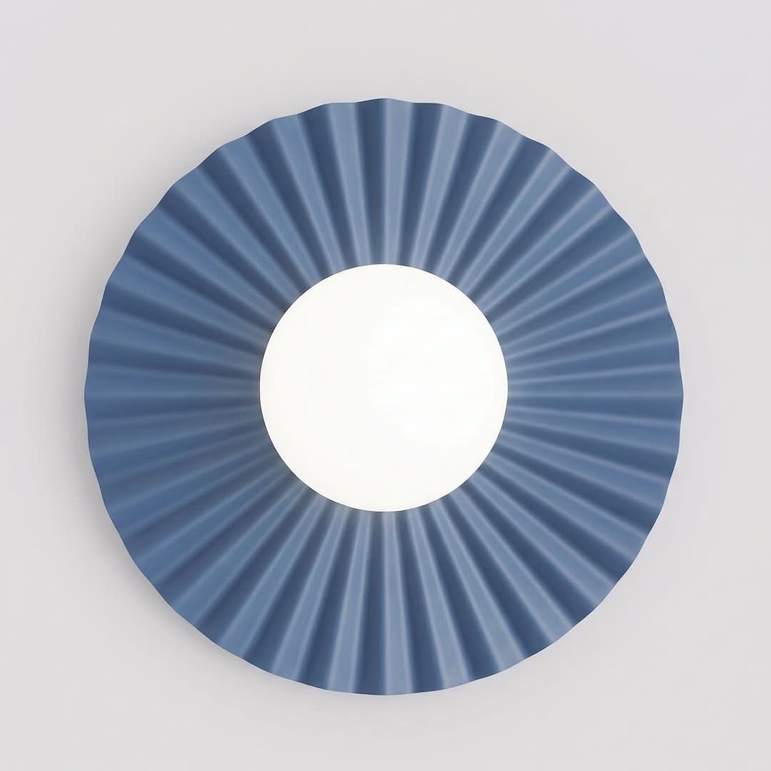 Vue de face du luminaire rond bleu à plis rayonnants et globe central blanc