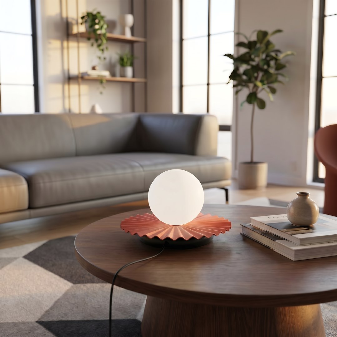 Lampe posée sur table basse en bois dans un salon clair