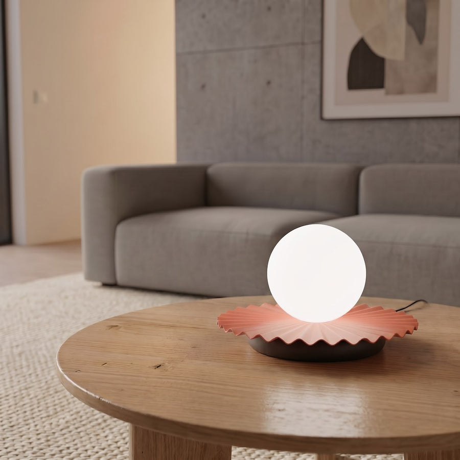 Gros plan sur la lampe allumée, collerette corail plissée et globe lumineux