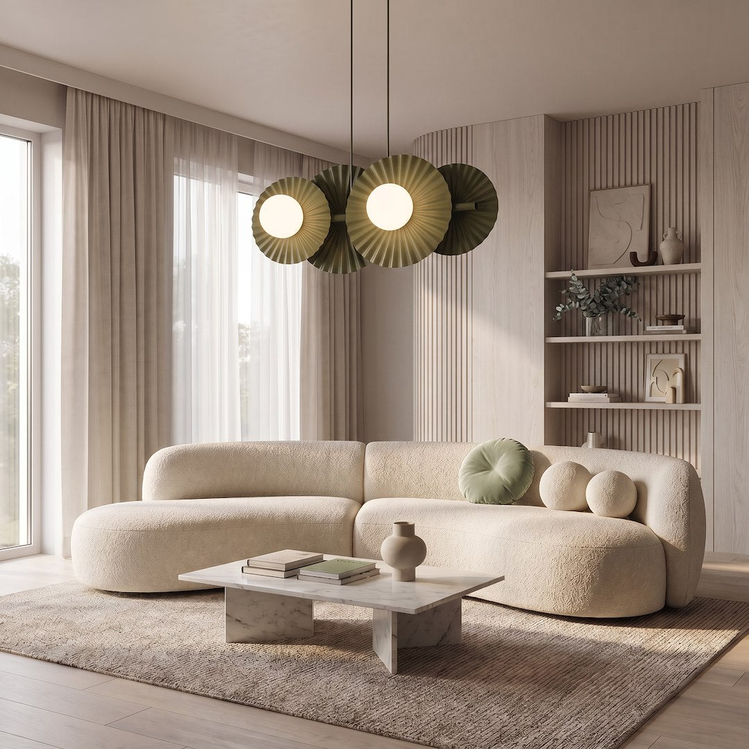 Mise en ambiance dans un salon beige, suspension allumée au-dessus du canapé