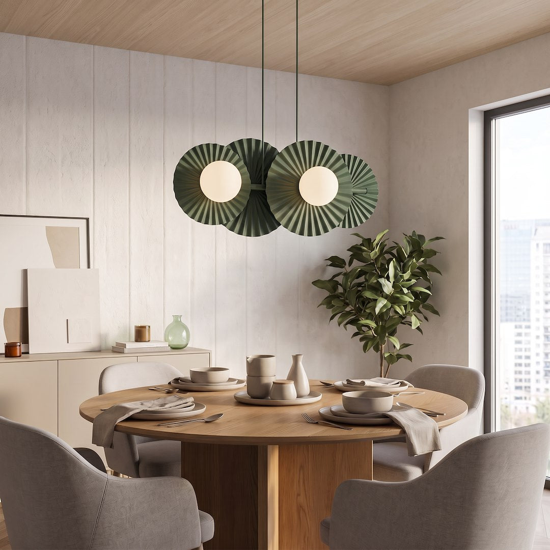 Ambiance salle à manger bois clair avec la suspension au-dessus de la table ronde