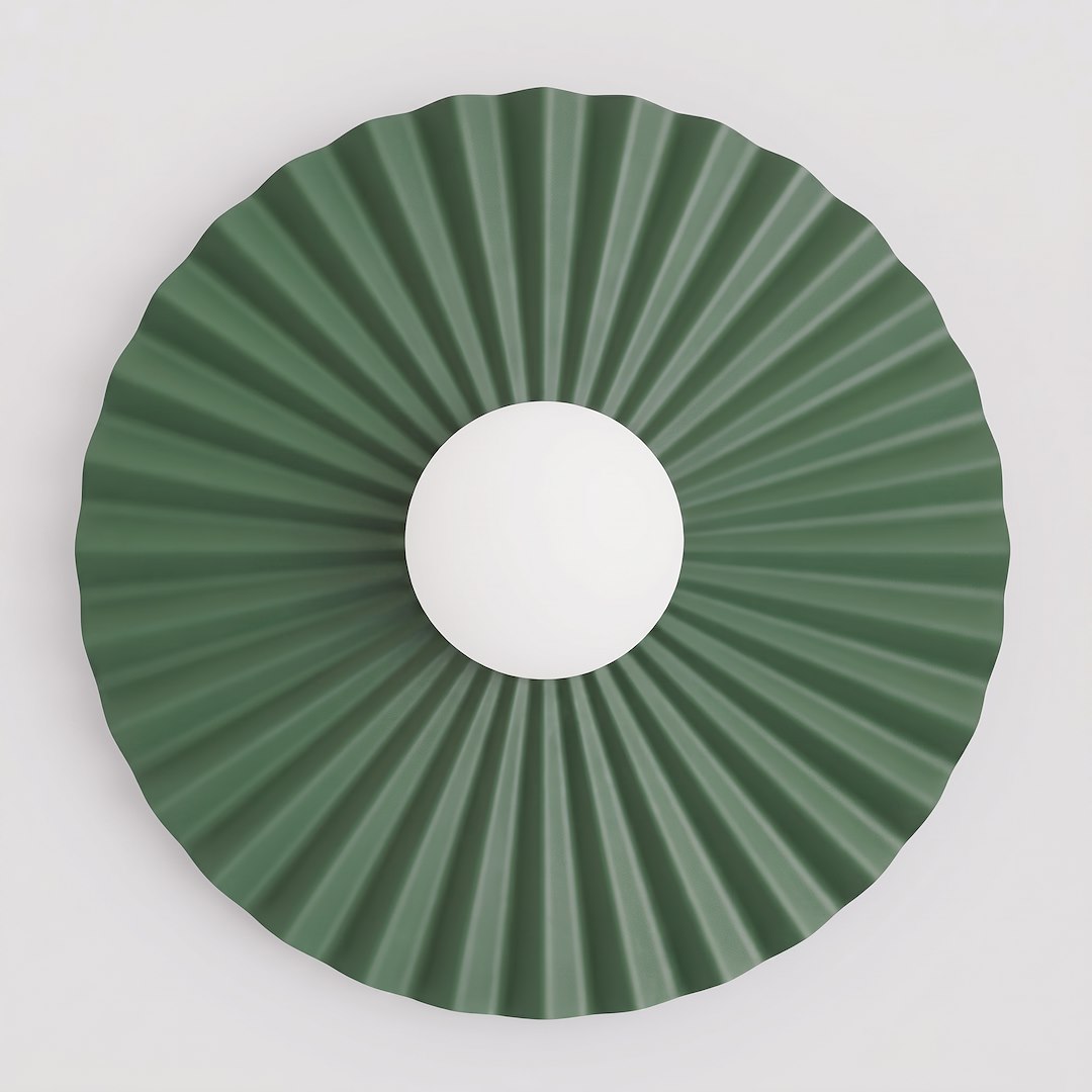 Vue de face de l'applique murale verte plissée avec globe blanc central.