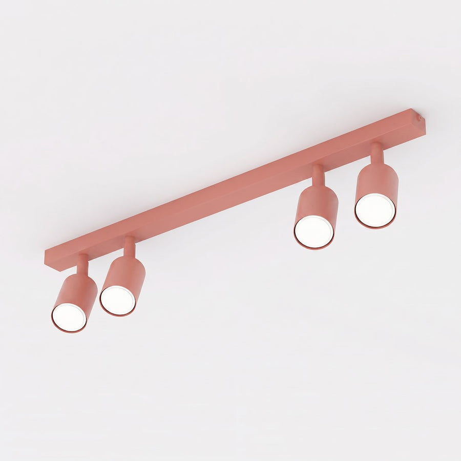 Vue de face du plafonnier rose à quatre spots cylindriques orientables