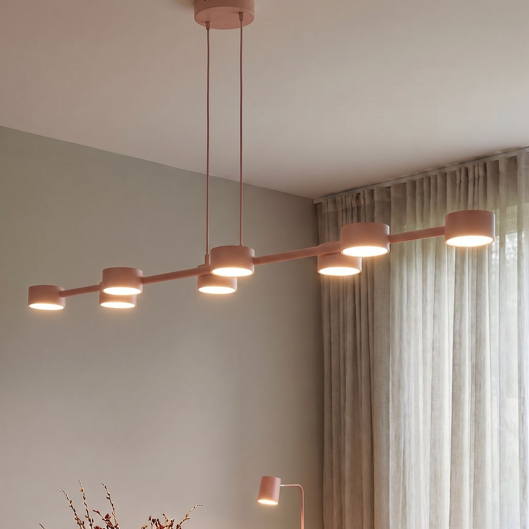 Mise en ambiance près de rideaux, luminaire allumé au-dessus d'un salon.