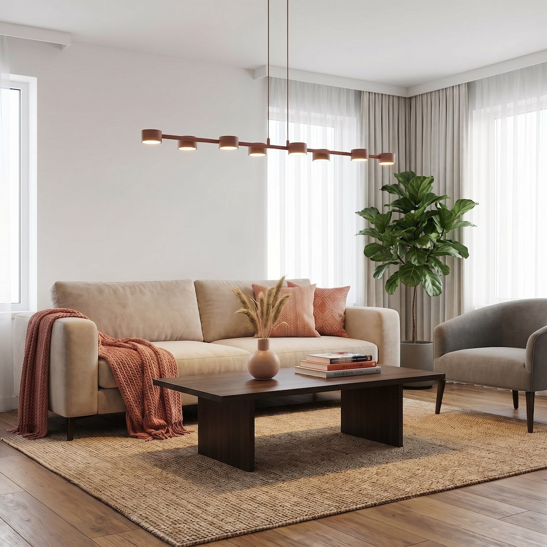 Ambiance salon beige, suspension corail allumée au-dessus d'une table basse.