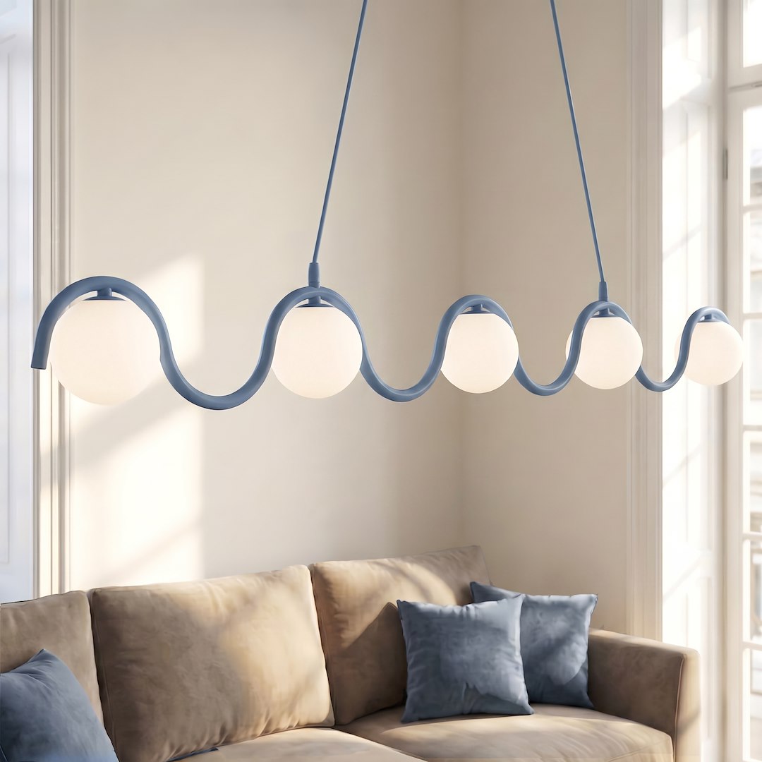 Suspension installée au-dessus d'un canapé beige dans un salon lumineux