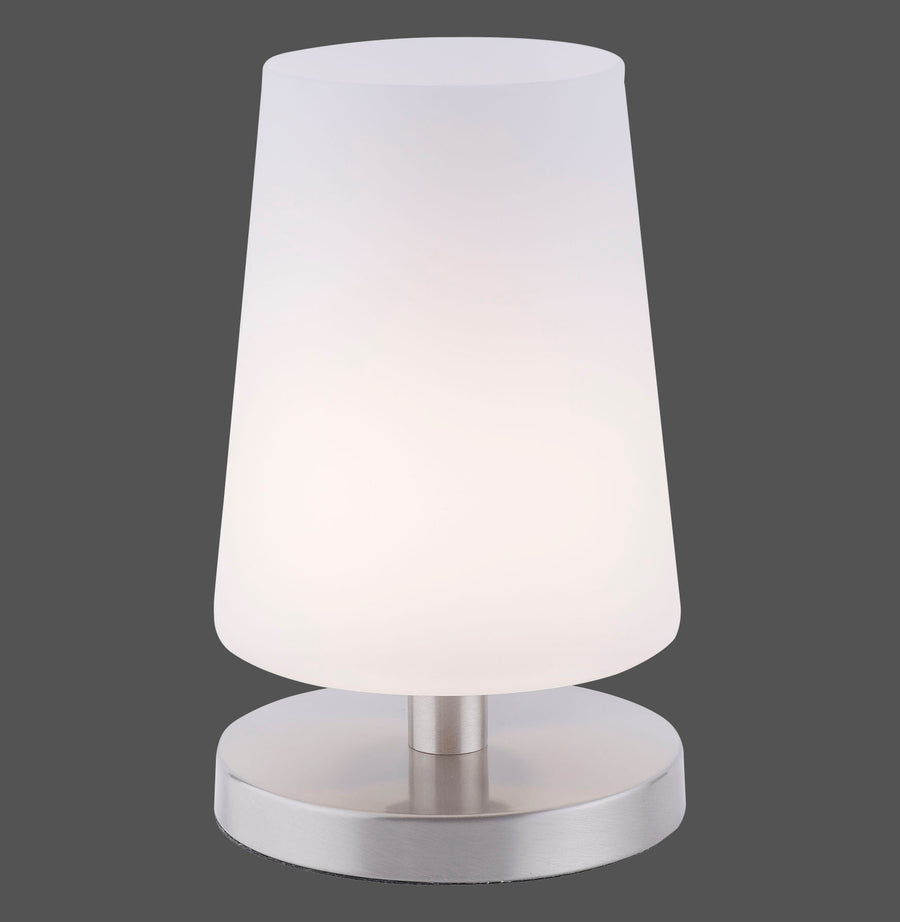 Lampe à poser de face, abat-jour conique en verre opalin sur socle rond en acier brossé