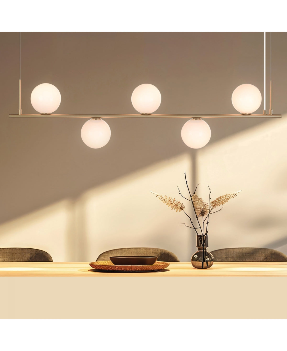 Vue rapprochée de la barre dorée et des cinq globes éclairés en intérieur