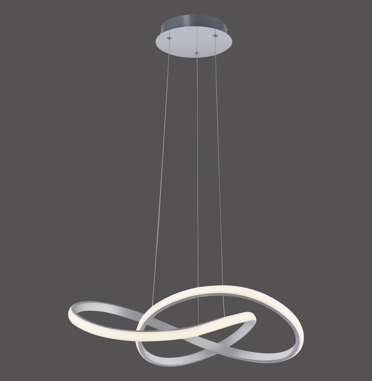 Vue de face du luminaire suspendu aux anneaux entrelacés sur fond gris anthracite
