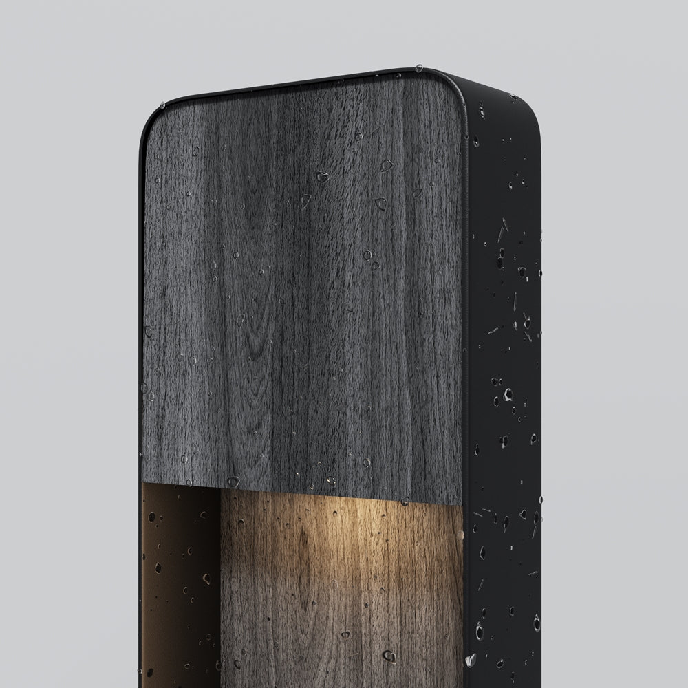 Gouttes d'eau sur la coque noire, détail de la finition résistante aux intempéries