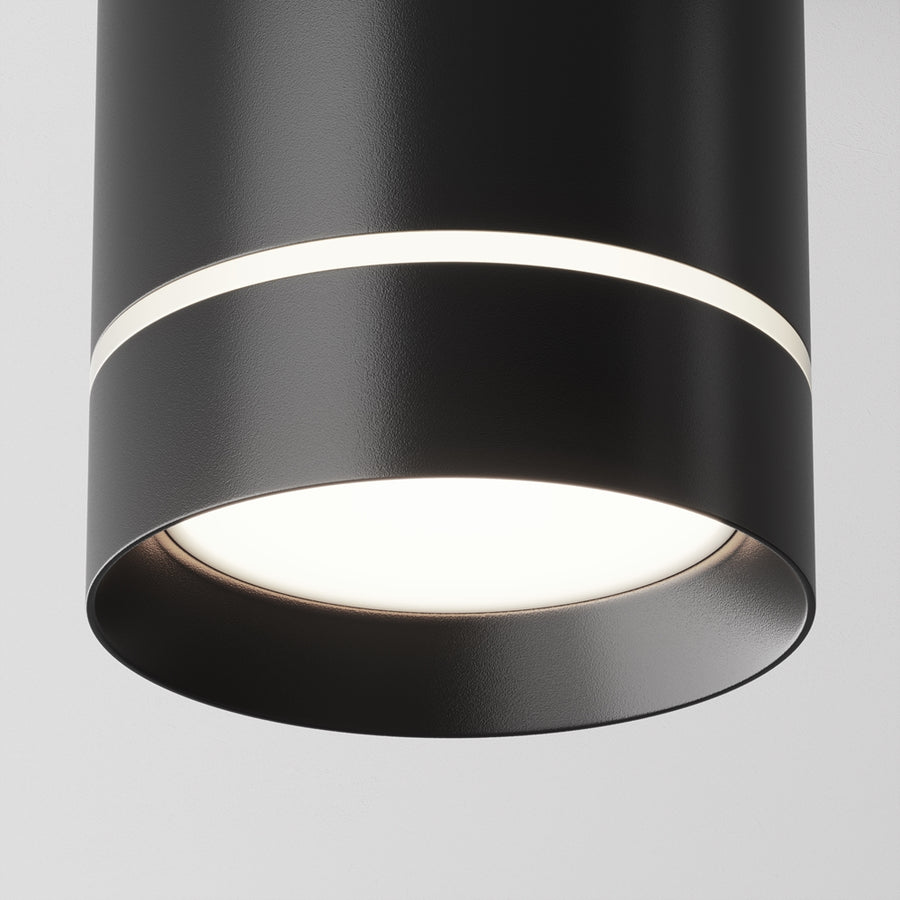 Détail rapproché de la finition noire et du bandeau lumineux central