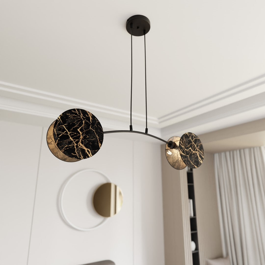 Vue en plongée du plafond, suspension et rosace fixées, pièce lumineuse.