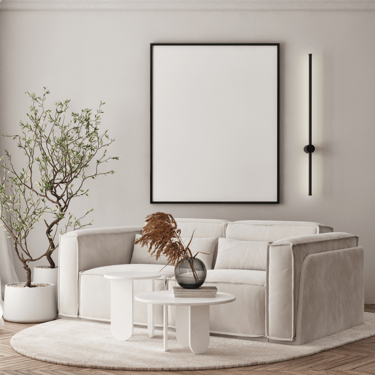 Intérieur épuré montrant l'applique noire fixée au mur derrière le canapé beige