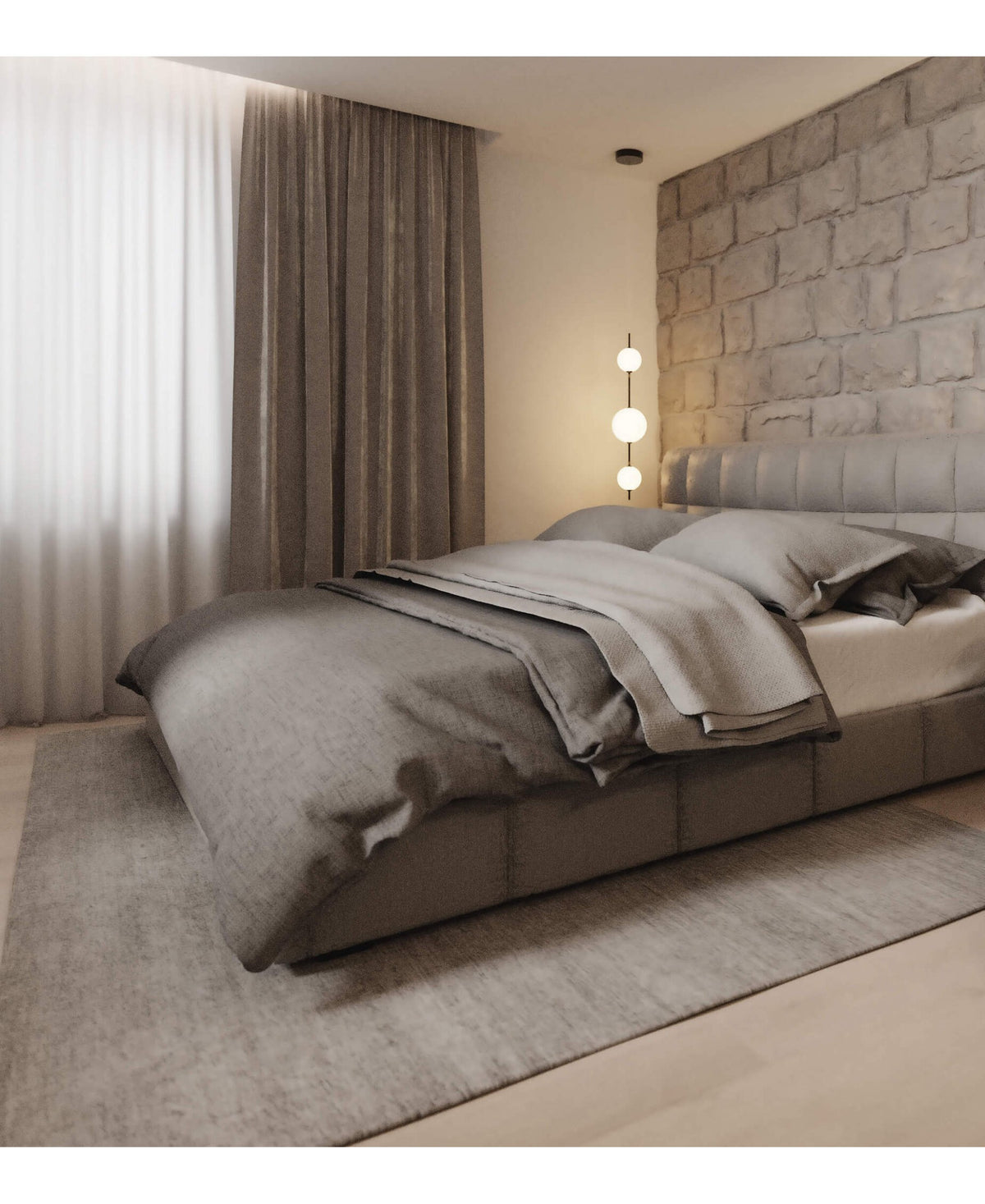 Vue large de la chambre, suspension noire allumée au-dessus du lit et tapis clair.