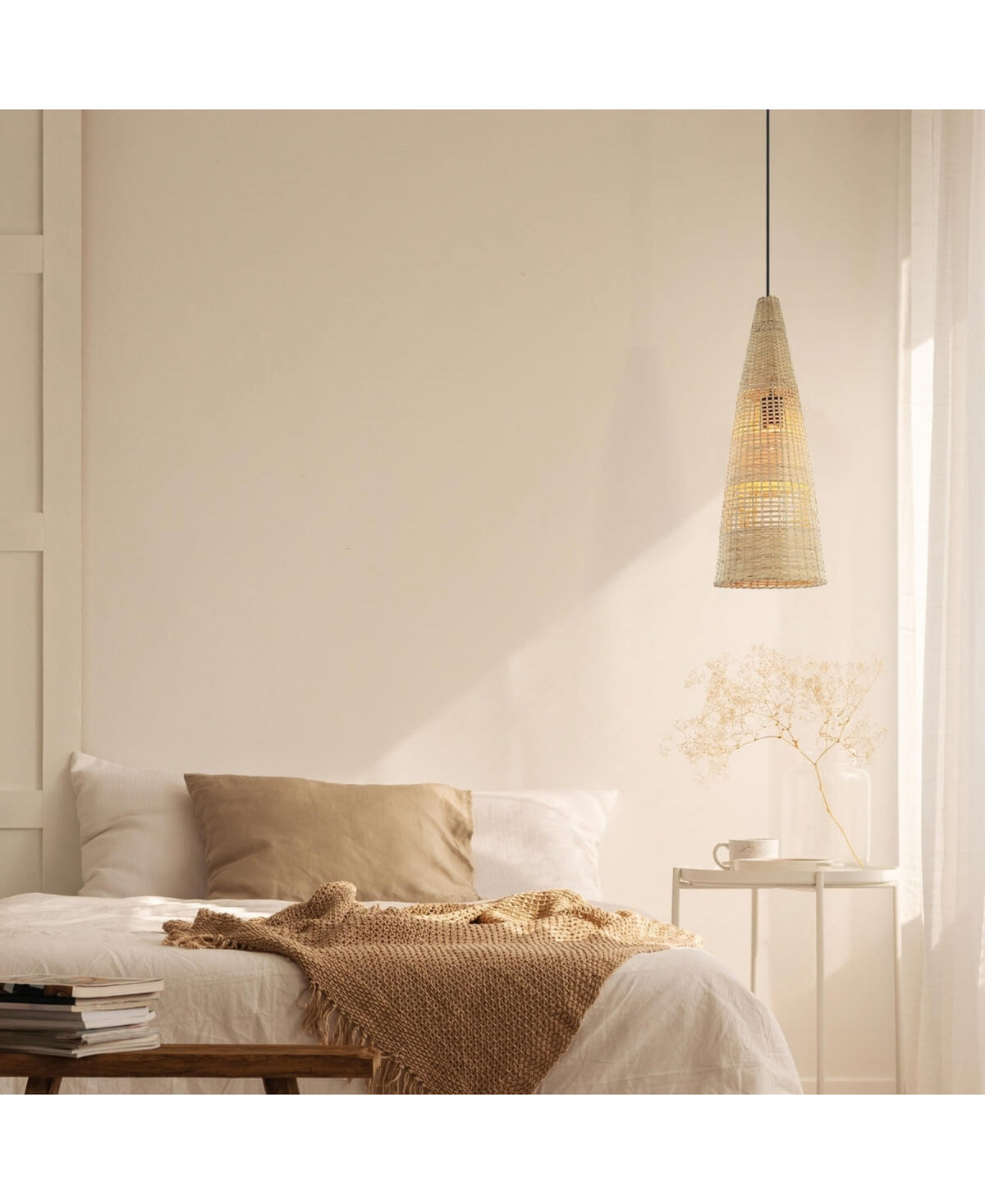 Plan large de la chambre avec la suspension suspendue et lumière du jour