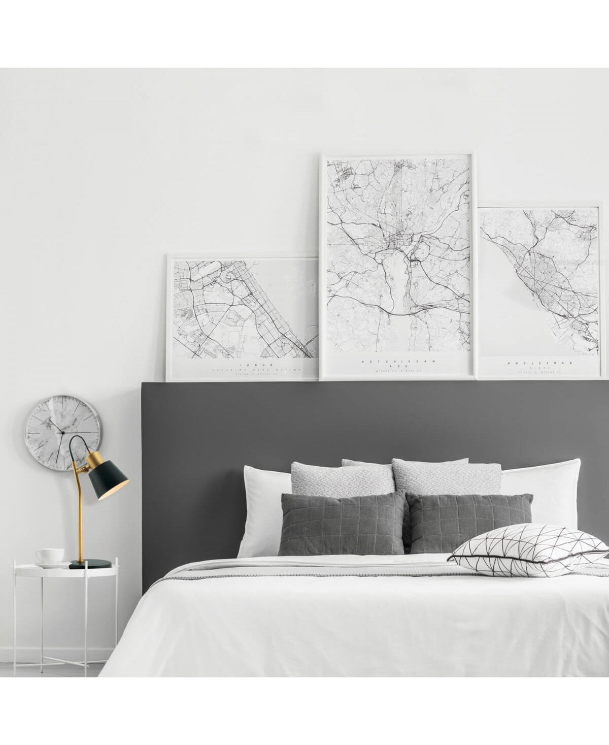 Ambiance chambre en noir et blanc avec lampe de table dorée et abat-jour incliné