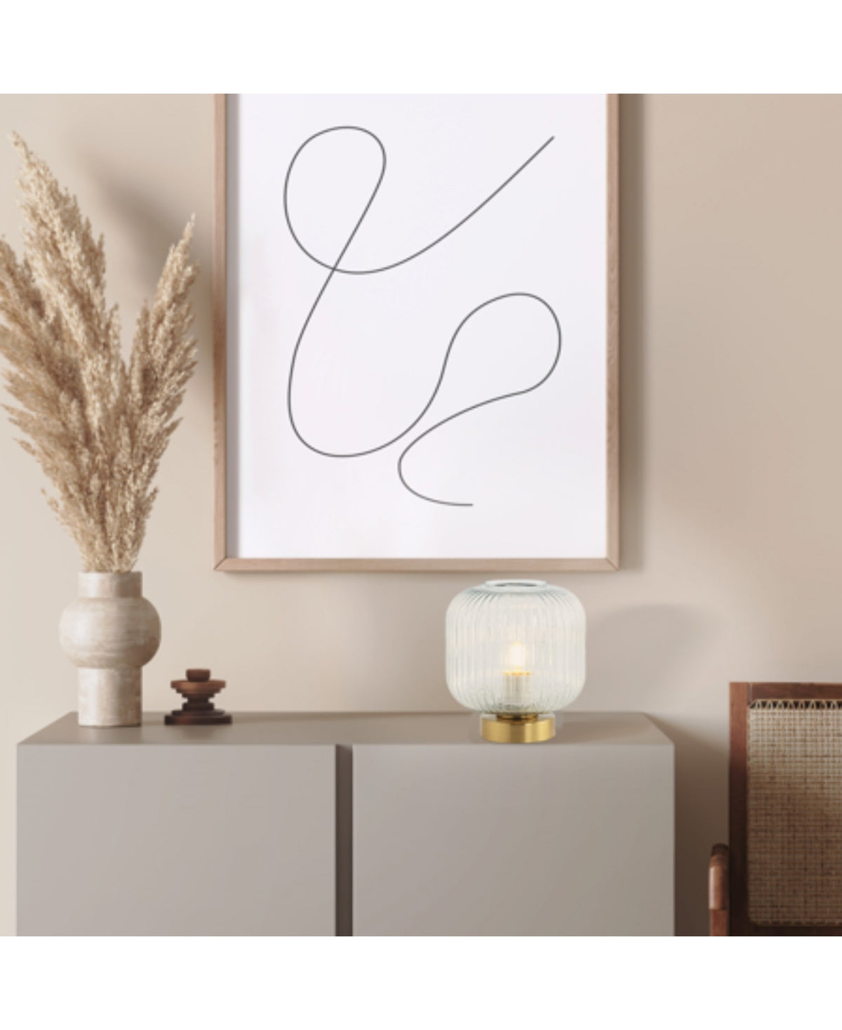 Vue rapprochée de la lampe allumée parmi vase et cadre, ambiance chaleureuse