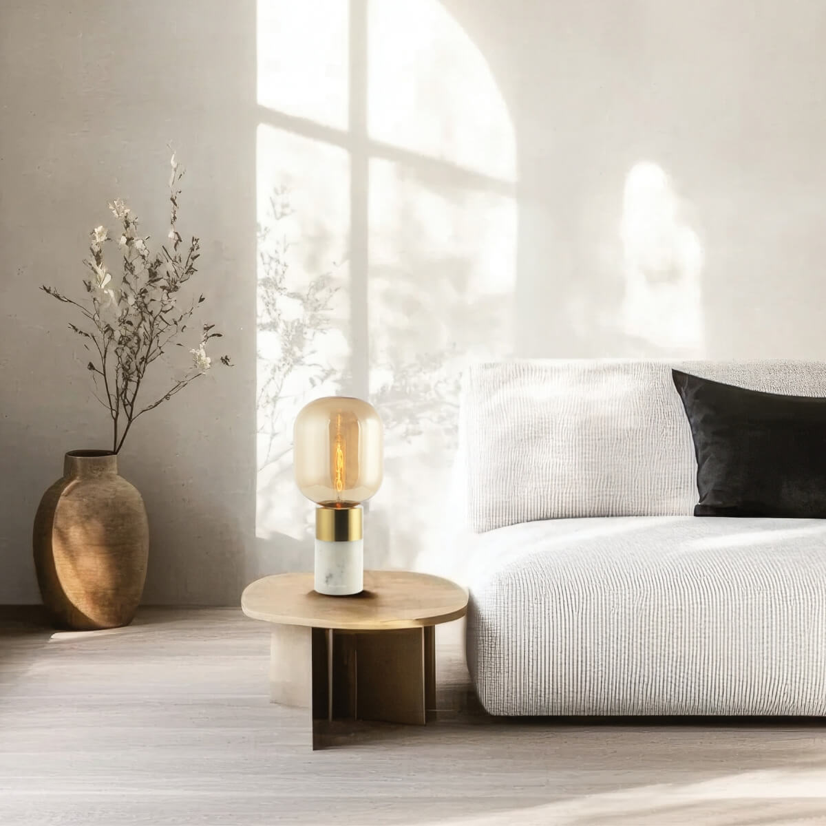 Vue rapprochée de la lampe sur la table basse, ombres de fenêtre au mur