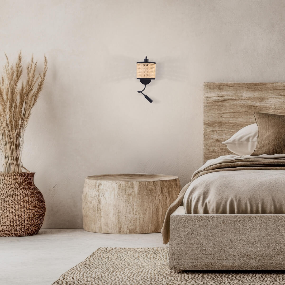 Détail de l'applique murale allumée sur mur beige, tête de lit en bois clair