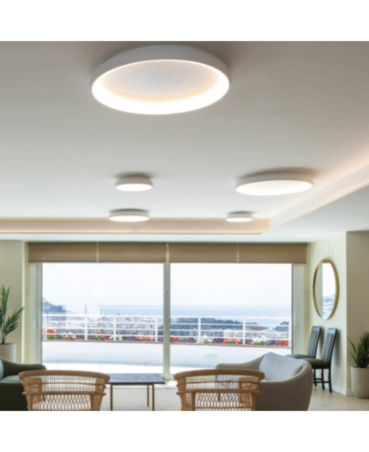 Plan rapproché plafond, plafonnier central allumé au-dessus des fauteuils tressés