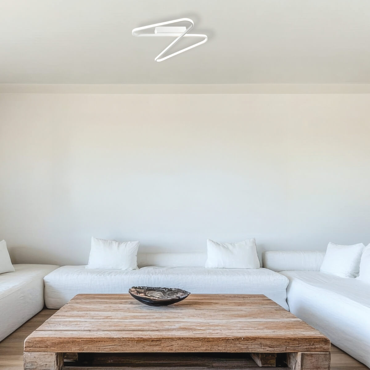 Vue rapprochée de la pièce de vie, luminaire LED fixé au plafond