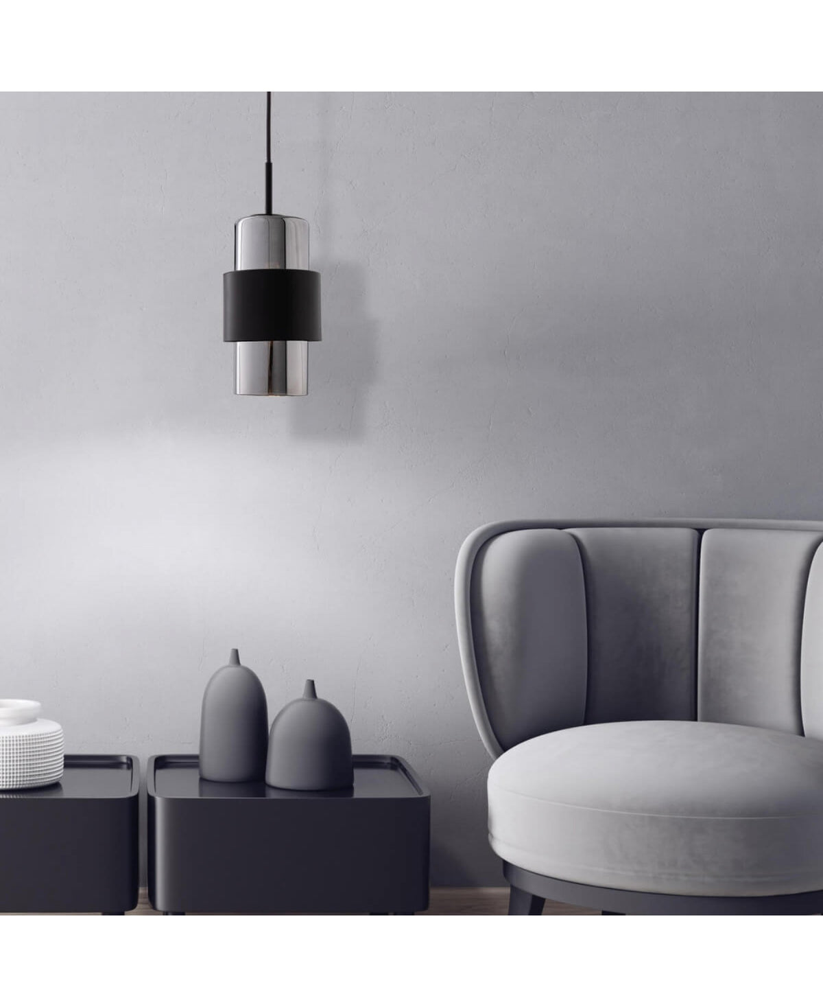 Luminaire suspendu devant mur gris, canapé velours et tables basses noires en intérieur