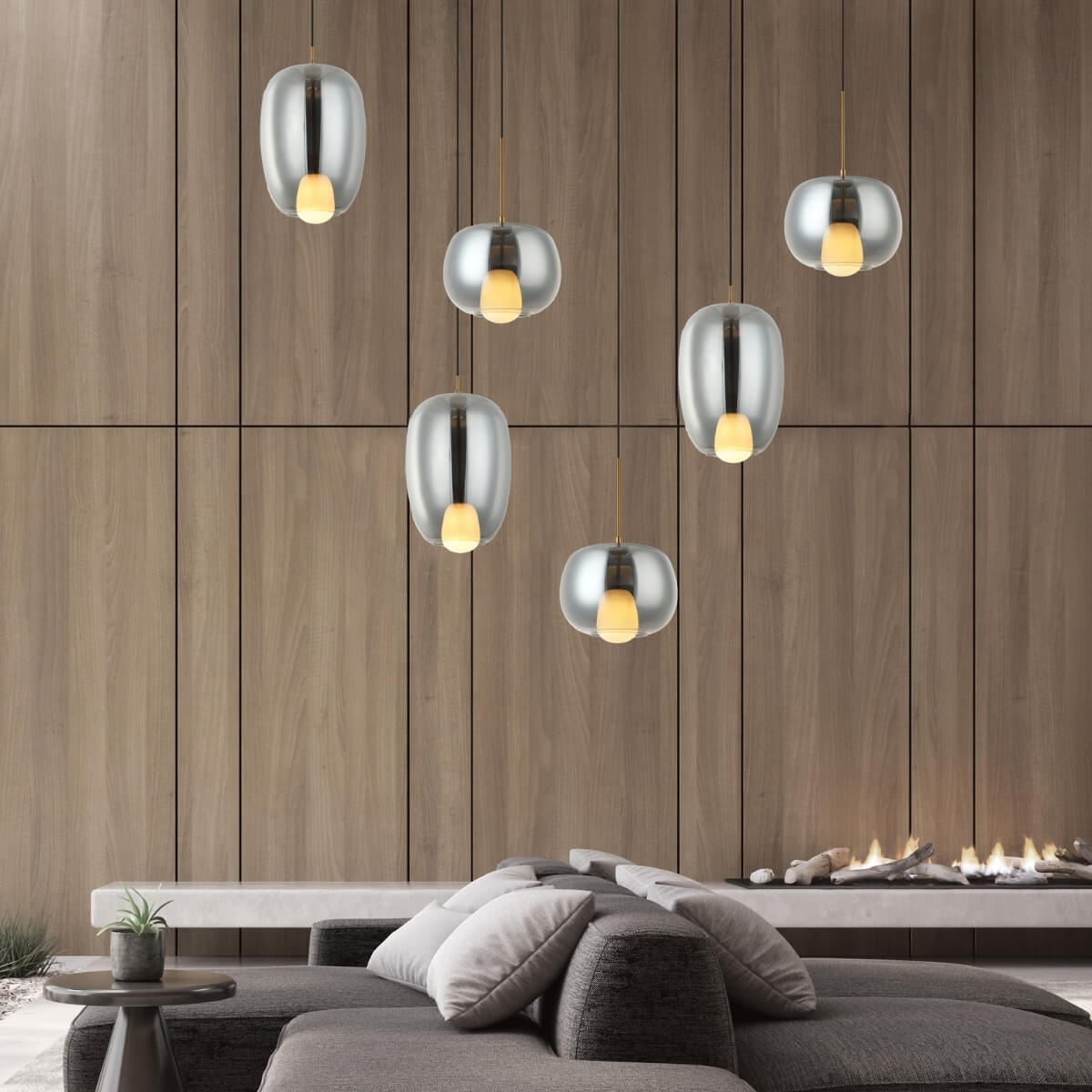Mise en ambiance avec six suspensions devant un mur lambrisé en bois.