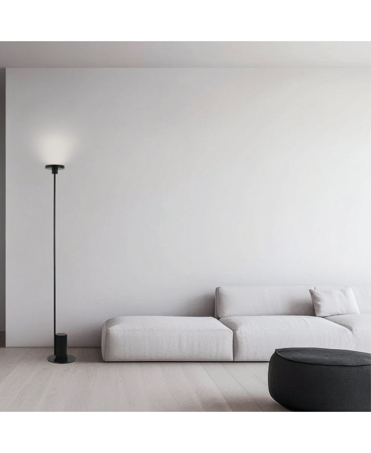 Plan rapproché de la lampe allumée près du canapé et du pouf sombre
