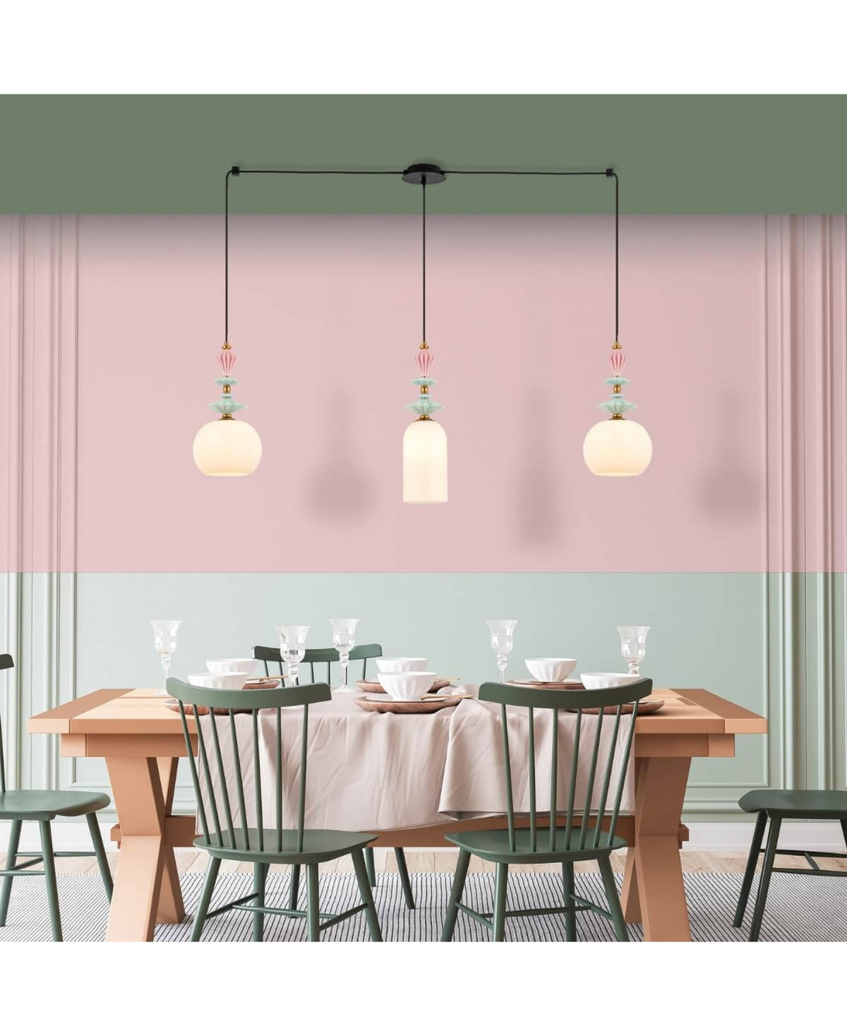 Suspension installée au plafond au-dessus d'une table dressée avec chaises vertes