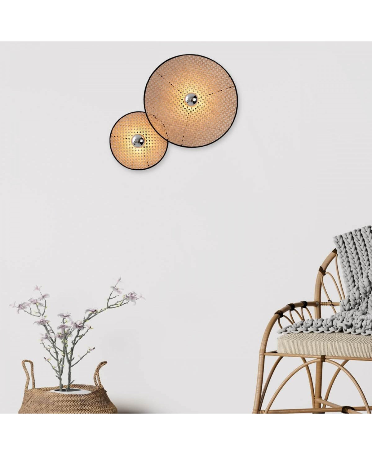 Vue rapprochée des deux appliques rondes éclairées sur mur blanc